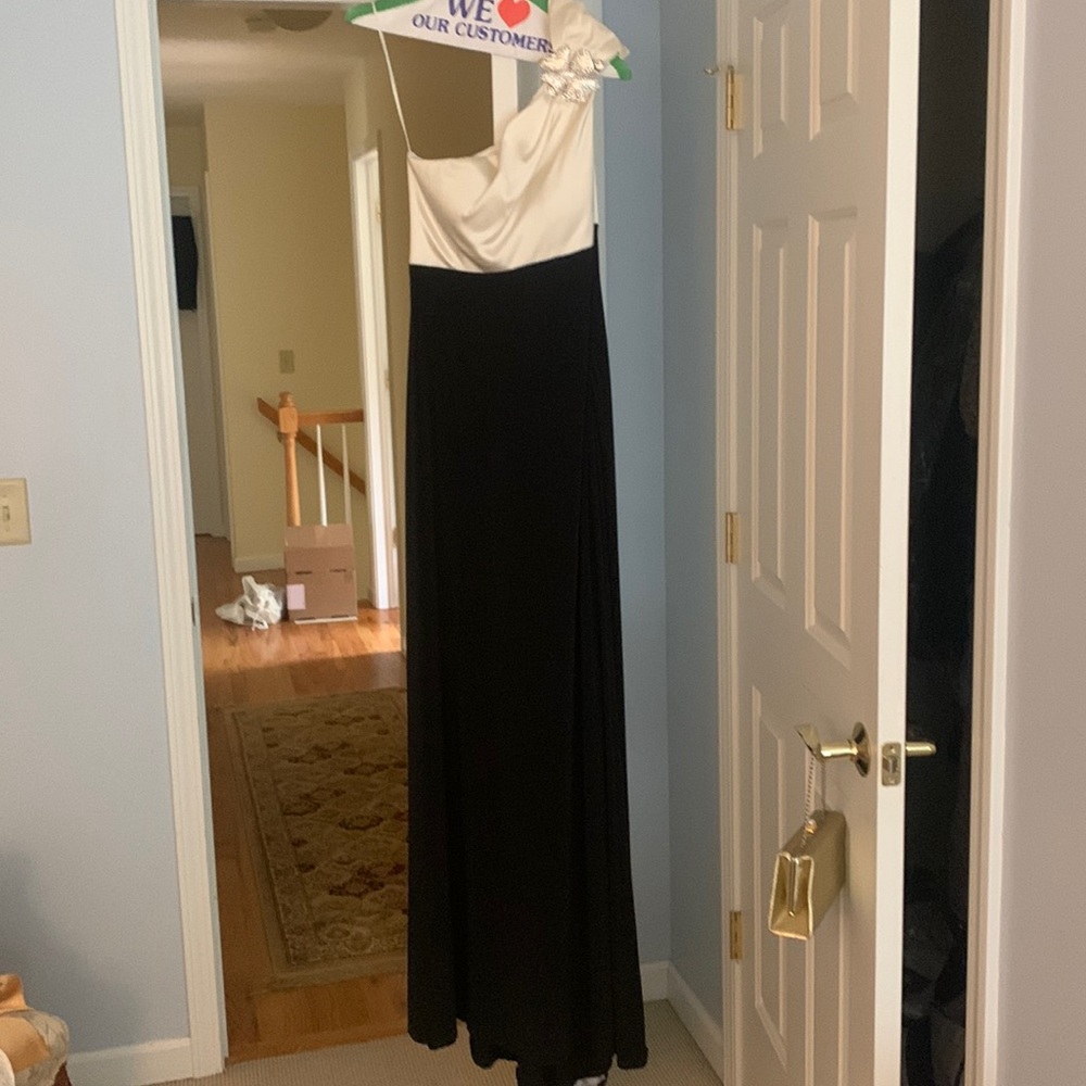 Beautiful Cache dress perfect for a night out or for a prom/special occasion.